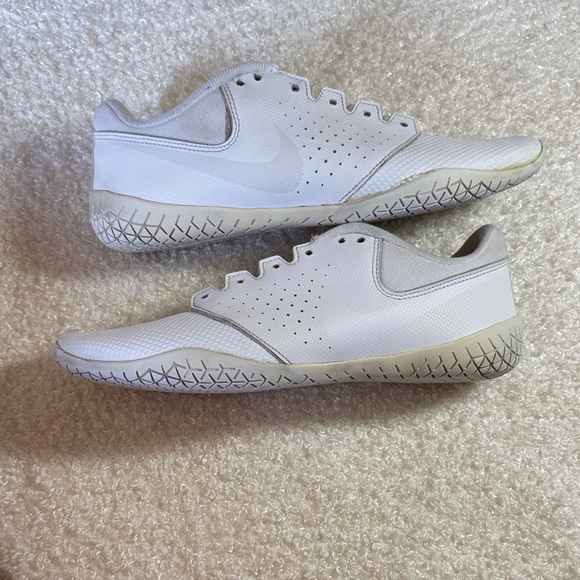Nike Women's Cheer Shoes White and Gray Athletic Shoes - Picture 4 of 8